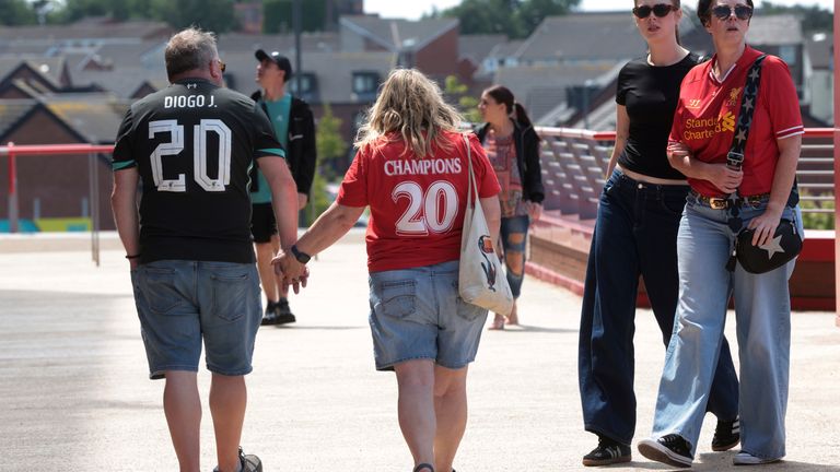 Liverpool fans wearing number 20 shirts in tribute to Diogo Jota