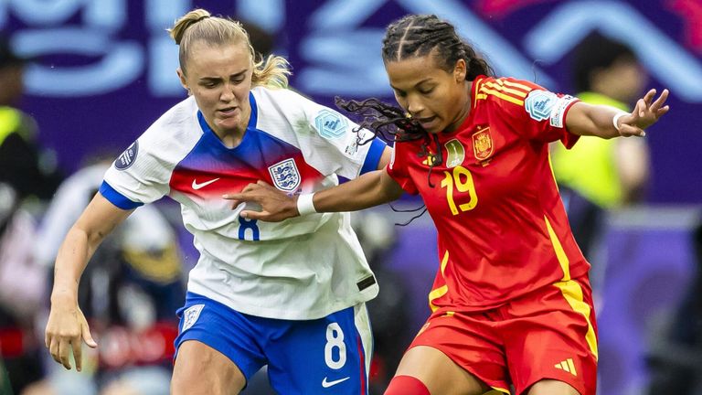 Georgia Stanway closes down Vicky Lopez
