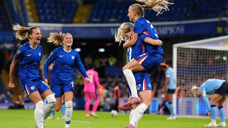 Ellie Carpenter assister Aggie Beever-Jones for Chelsea's opener