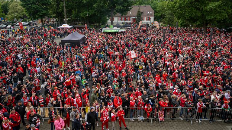 Fans stand on the forecourt in front of the balcony at the joint end-of-season party for the women's and men's Bundesliga teams