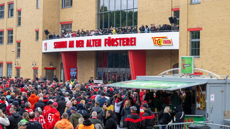 Fans stand on the forecourt in front of the balcony at the joint end-of-season party for the men's and women's teams of Union Berlin