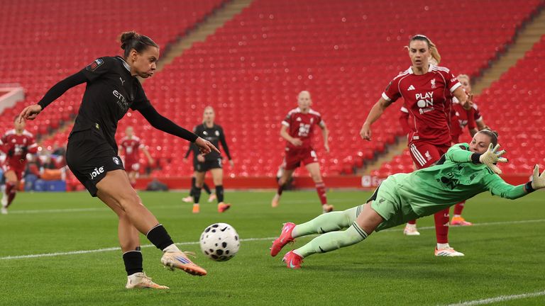  Iman Beney scores Man City's equaliser