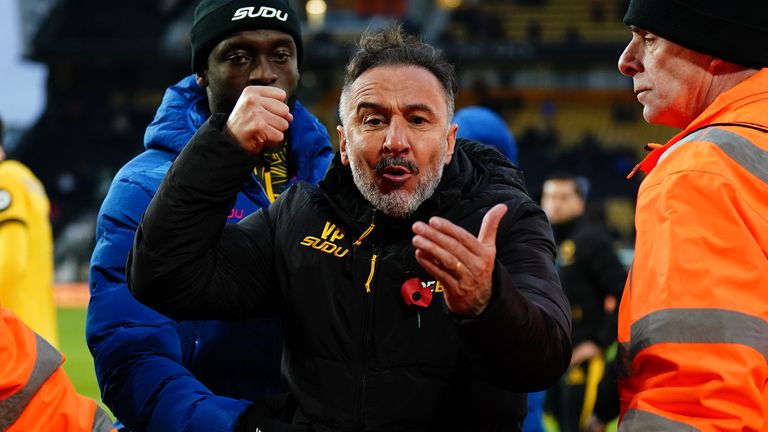 Vitor Pereira reacts to fans after the 3-2 defeat to Burnley