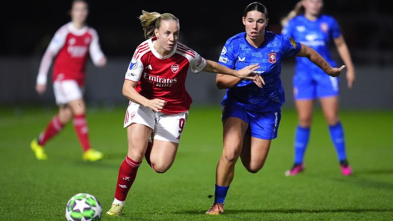 Arsenal's Beth Mead and FC Twente's Jaimy Ravensbergen battle for the ball