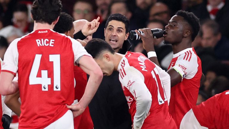 Mikel Arteta instructs his players during Arsenal's Premier League clash with Wolves