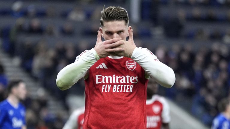 Arsenal's Viktor Gyokeres celebrates scoring his penalty
