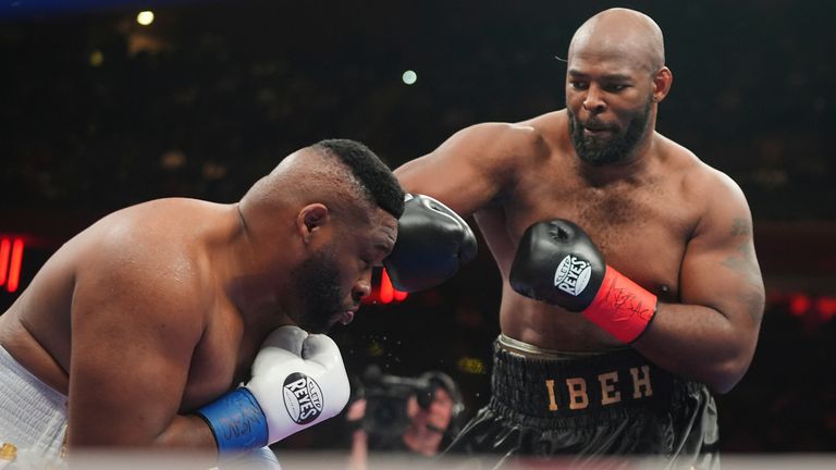 Jarrell Miller on the left at the start of the match