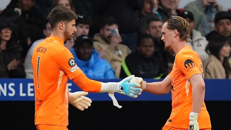 Antonin Kinsky leaves the pitch to be replaced by Guglielmo Vicario after 16 minutes