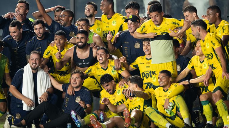 Mirassol players celebrate after the match against Vasco at Sao Januario stadium for the Brazilian Championship A 2025