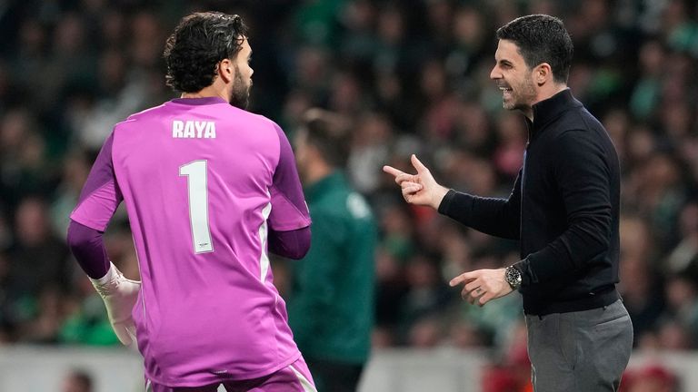 David Raya speaks to Mikel Arteta during the game