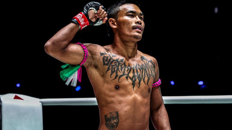 Isannuea Sor Sasiwat celebrates beating Khunpon Aekmuangnon (picture from ONE Championship)