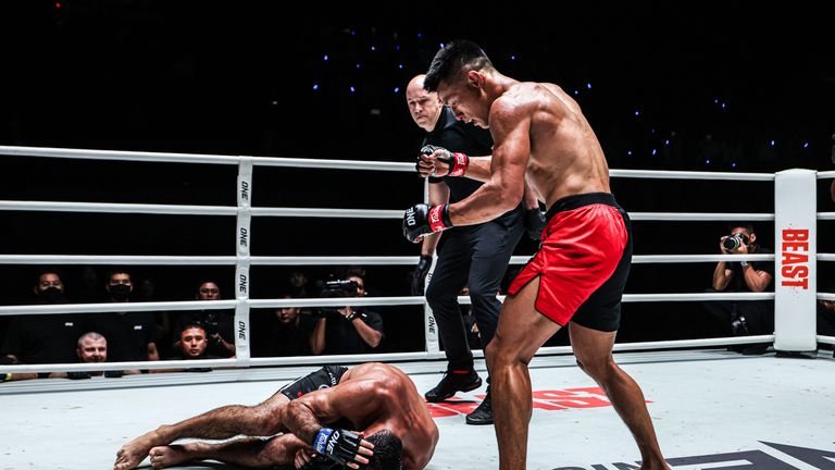 Tang Kai retained the featherweight title against his Dagestani challenger