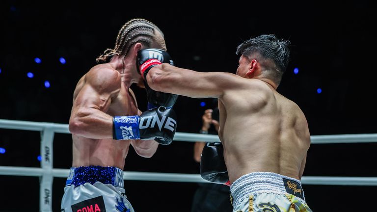 Petchfergus lands a left hook 
