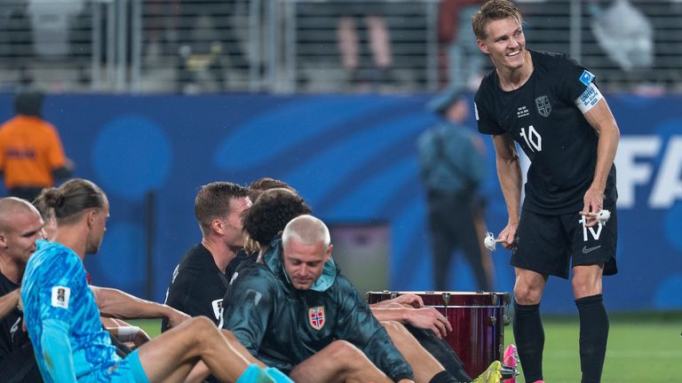 Martin Odegaard (Norway, 10) with the drum after the game. The players celebrate with the fans [supporters] after the game. FIFA World Cup 2026: Norway vs Senegal June 22, 2026, FIFA World Cup 2026: Norway vs Senegal (Group I, Matchday 2) at New York New Photo by: Marco Bader/picture-alliance/dpa/AP Images