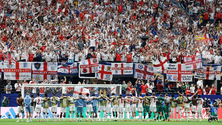 England players join fans for a rendition of Wonderwall after beating DR Congo