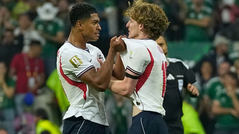 Jude Bellingham celebrates with Anthony Gordon after winning a penalty