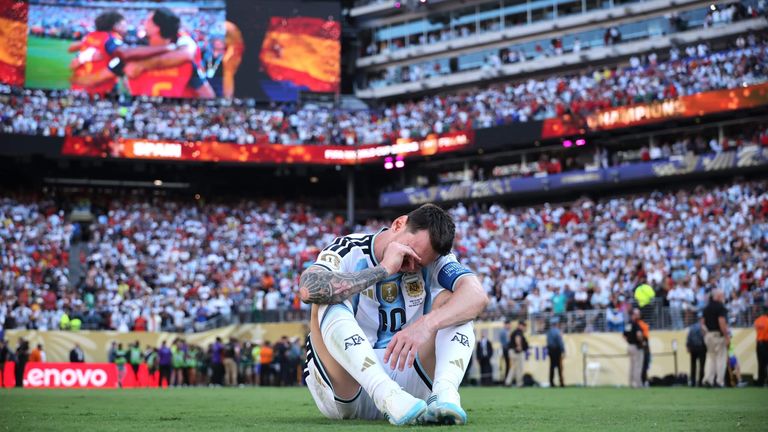 Messi wipes his eyes as Spain celebrate on winning the World Cup