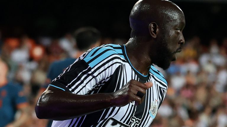 Yoane Wissa scores against Valencia