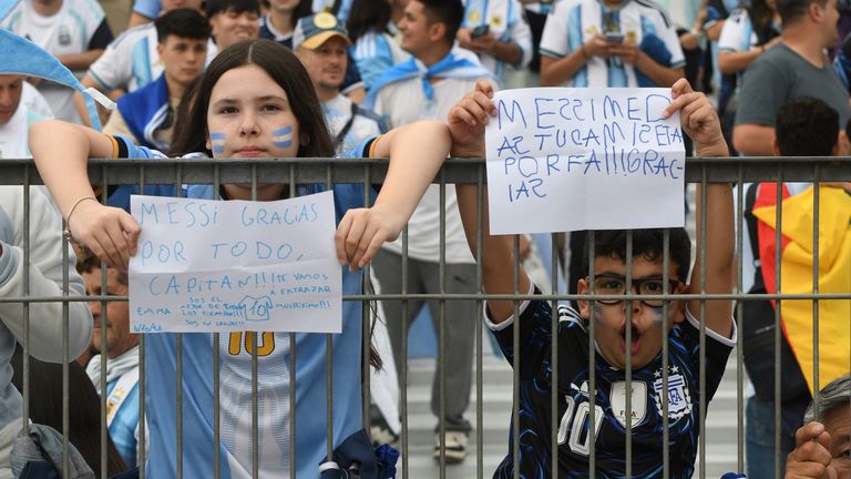 Young fans thanked Messi with several banners