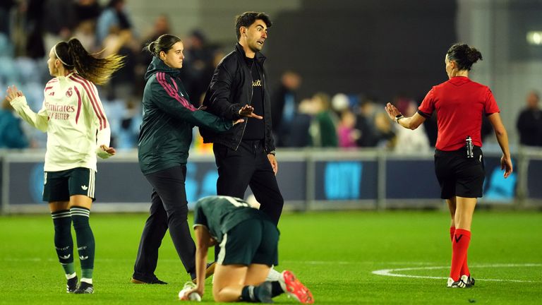 Real Madrid head coach Pau Quesada protested against the ruled-out goal after the final whistle to referee Silvia Gasperotti